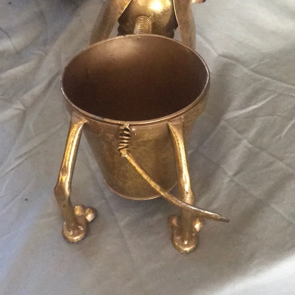 unknown gold metal